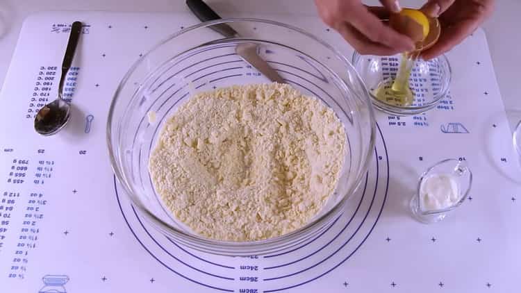 Agregue huevos para hacer galletas con manzanas.