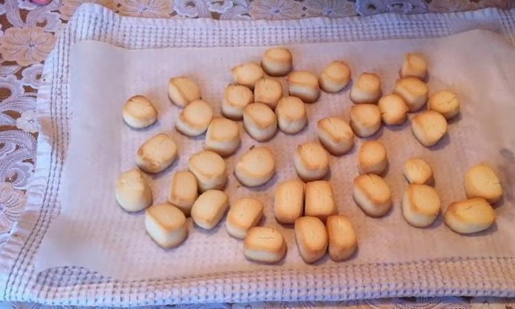 Upang ihanda ang natutunaw na cookies ng snow, maghanda ng isang magkaroon ng amag