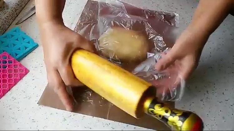 Pentru a pregăti prăjiturile aniversare, puneți aluatul sub folie