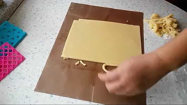 Pentru a face prăjituri aniversare, tăiați aluatul