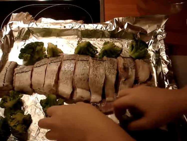 Placez le chou sur une plaque à pâtisserie pour préparer l'aiglefin