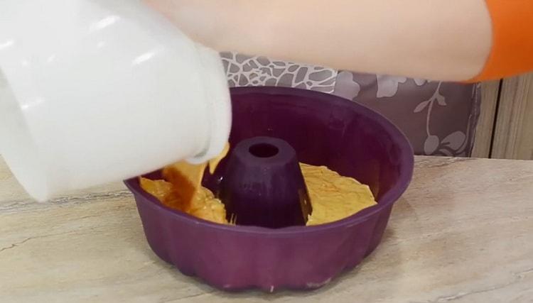 Enligt receptet för att göra pumpa paj, förvärm ugnen