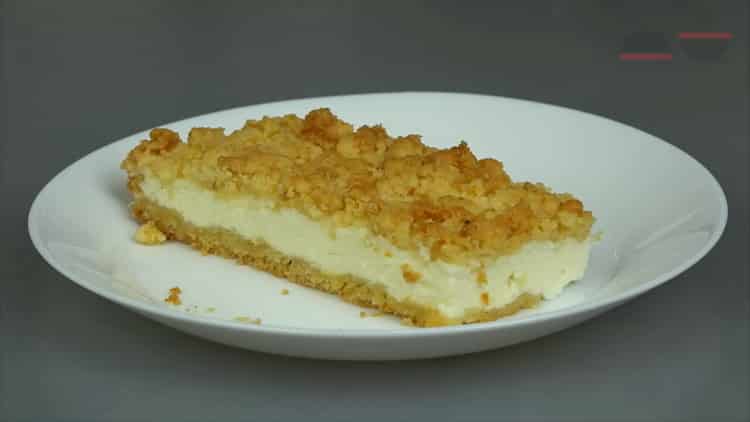 Delicious crumb pie with cottage cheese is ready