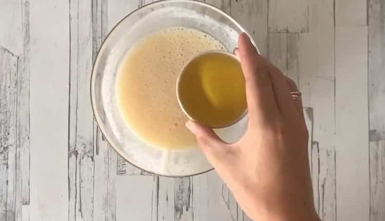 הוסף חמאה להכנת פאי קפיר עם גבינת קוטג '