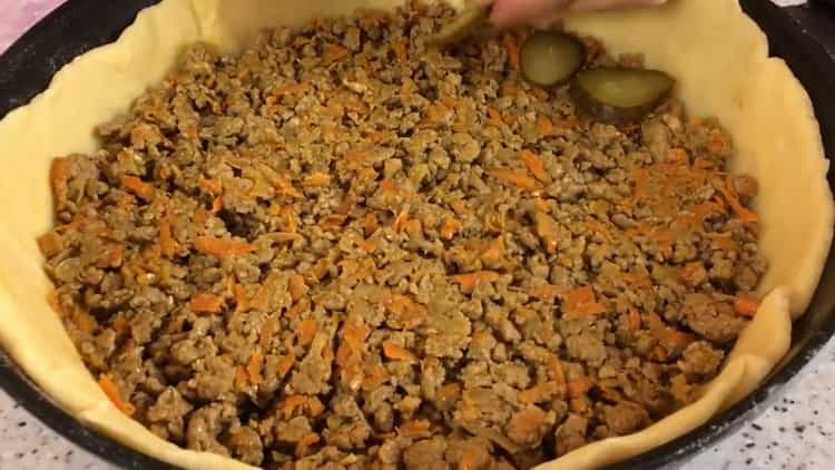 Pune ingredientele pe aluat pentru a face o plăcintă