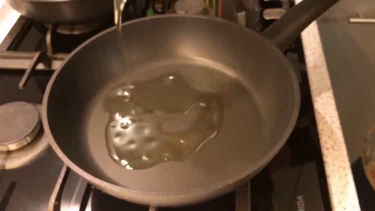 Pentru a face o plăcintă într-o tigaie, încălziți tigaia