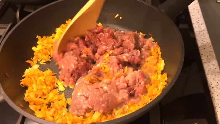 Pentru a face o plăcintă într-o tigaie, prăjiți ingredientele pentru umplutură.