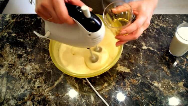 Pentru a face o plăcintă cu gem rapid, amestecă ingredientele