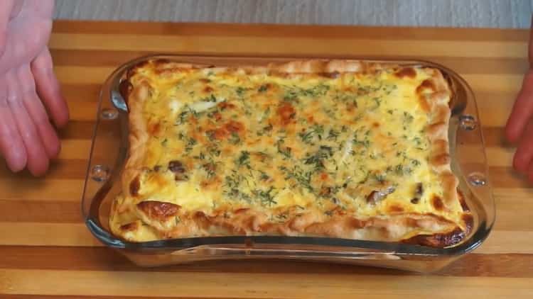 Deliciosa tarta de champiñones en el horno está lista