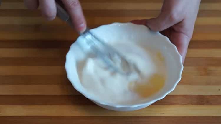 Para hacer un pastel de champiñones en el horno, prepare todos los ingredientes.