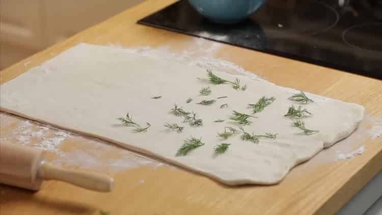 Pentru a face o plăcintă cu pui și ciuperci, puneți pătrunjelul pe aluat