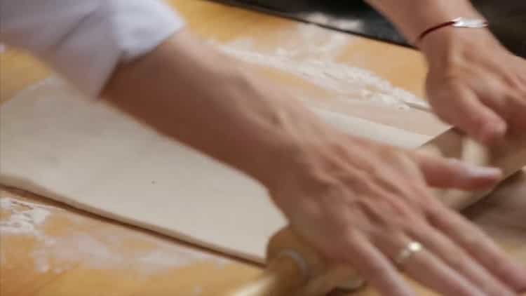 Pentru a face o plăcintă cu pui și ciuperci, rulează un Tetso