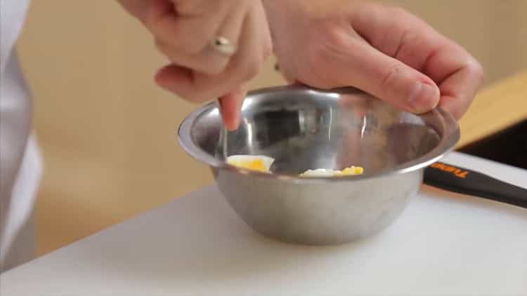 Pentru a face o plăcintă cu pui și ciuperci, fierbeți ouăle