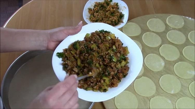 Para hacer un pastel de carne, prepare el relleno.