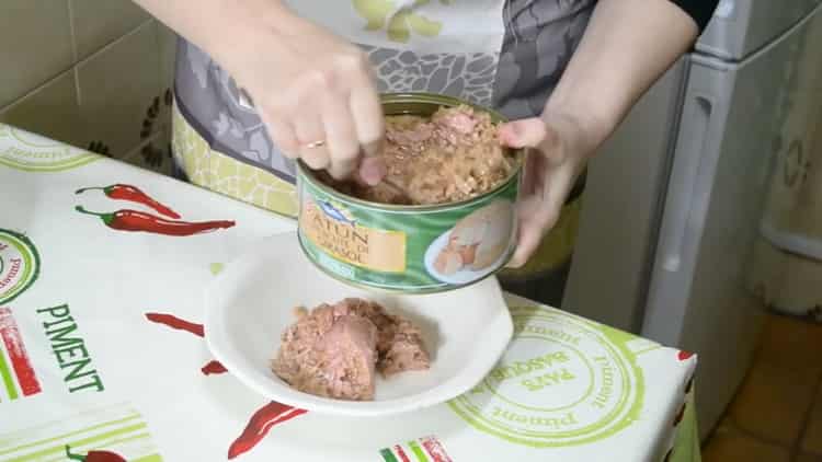 Upang maghanda ng isang pie na may isda at patatas, ihanda ang mga sangkap para sa pagpuno