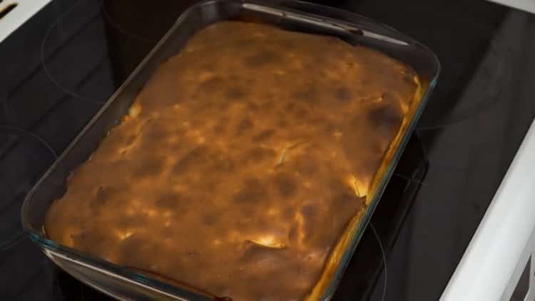 O plăcintă delicioasă cu brânză de căsuță și mere este gata