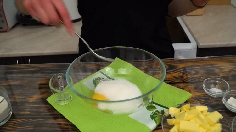 Pentru a face o plăcintă cu brânză de căsuță și mere, pregătiți aluatul