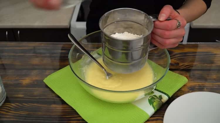 Pentru a face o plăcintă cu brânză de căsuță și mere, cerneați făina