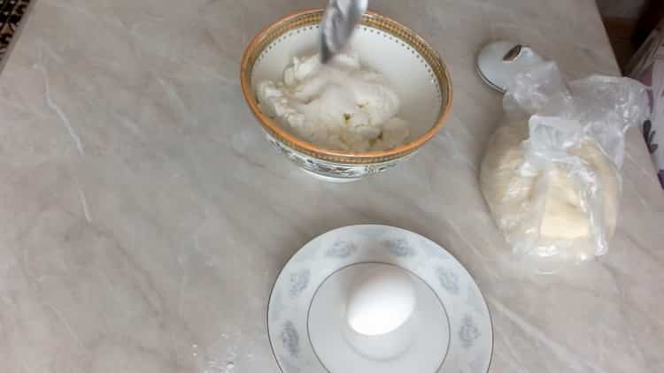 За да приготвите пай с извара от тесто с мая, подгответе съставките