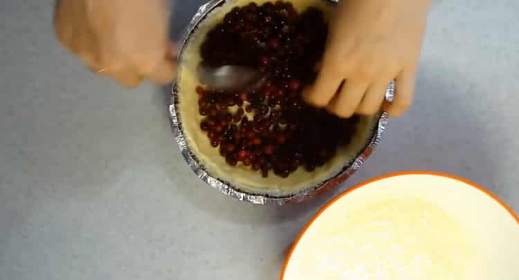 Upang makagawa ng isang pie ng prutas, ilagay ang mga berry sa kuwarta