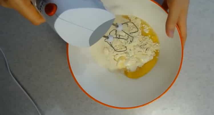 Upang makagawa ng isang lingonberry pie, ihanda ang punan