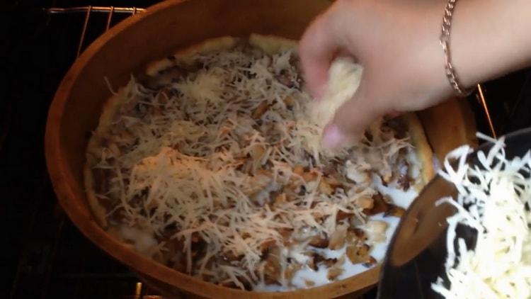 Pentru a face plăcintă de pui, prăjiți brânza