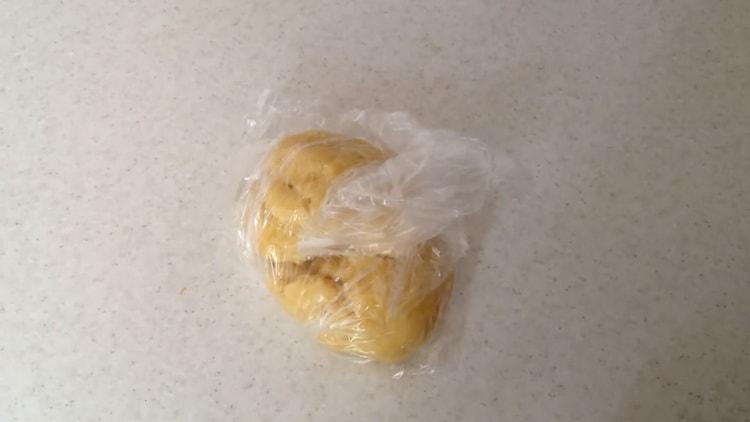 Pentru a face o plăcintă cu pui, puneți aluatul la frigider