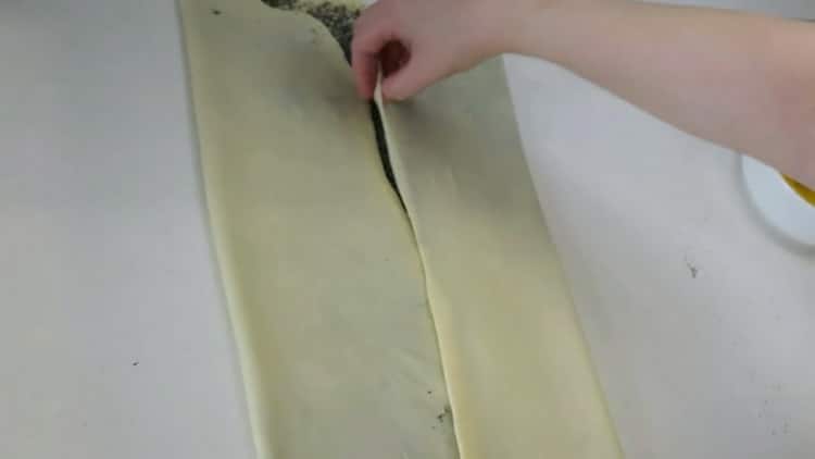 Upang maghanda ng mga pie na may mga buto ng poppy, ihanda ang lahat ng kailangan mo