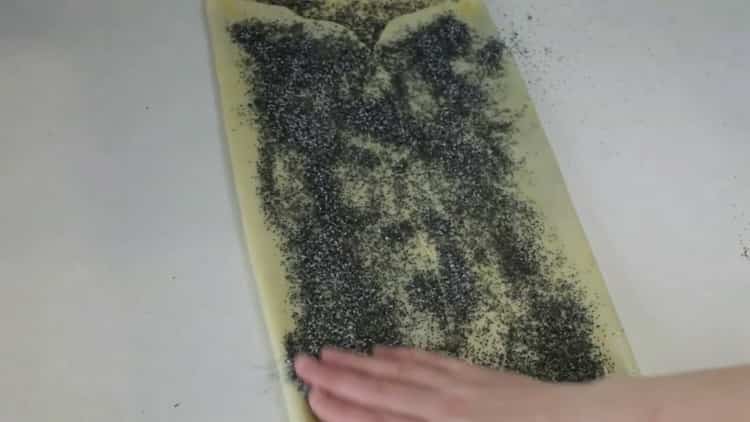 Upang maghanda ng mga pie na may mga buto ng poppy, ihanda ang lahat ng kailangan mo