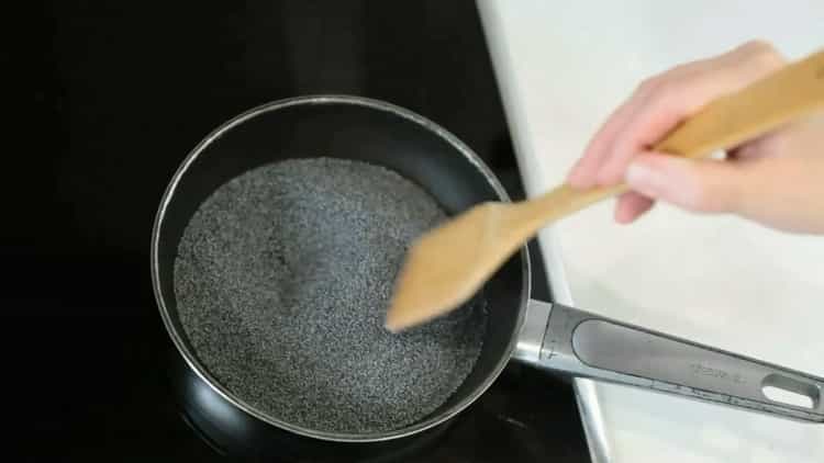  Upang makagawa ng mga pie na may mga buto ng poppy, ihanda ang pagpuno