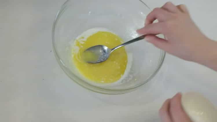 Upang makagawa ng mga pie na may mga buto ng poppy, maghanda ng dumpling