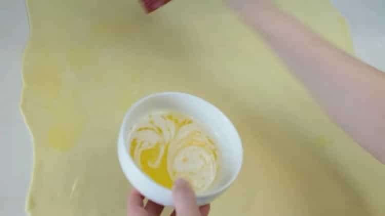 Upang makagawa ng mga pie na may mga buto ng poppy, grasa ang kuwarta