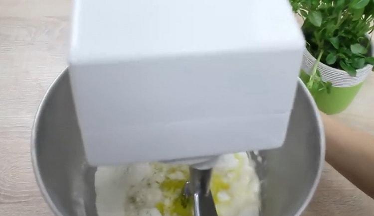 لعمل 4 بيتزا جبنة ، اخلطي المكونات