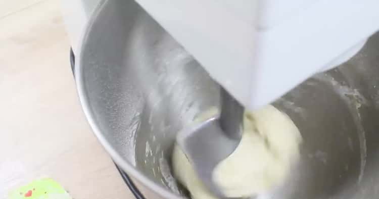 لعمل 4 بيتزا جبنة ، أضف الدقيق