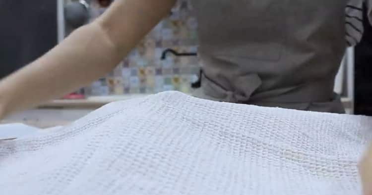 لعمل 4 بيتزا جبنة ، غطي العجينة بمنشفة.