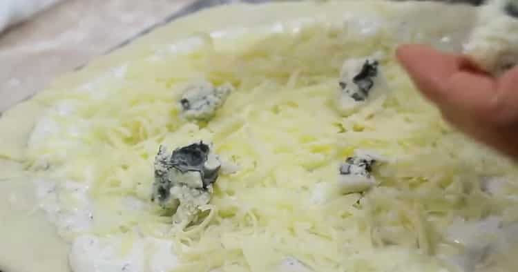 لعمل 4 بيتزا بالجبنة ، قم بإعداد الجبن