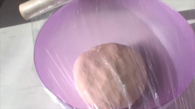 Pentru a prepara pizza sortimentată, pregătiți ingredientele