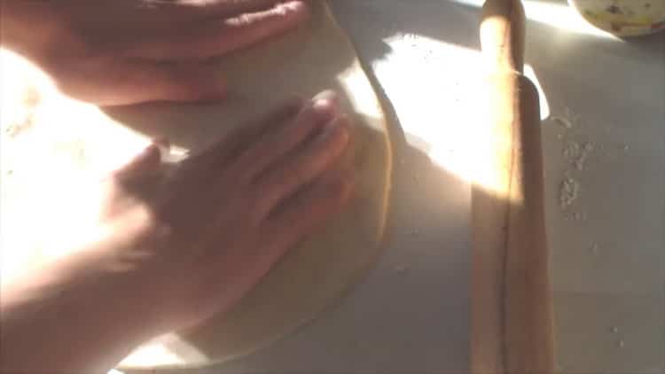 Pentru a face pizza asortată, pregătiți umplutura