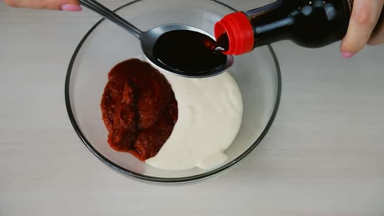 Pentru a face pizza fără drojdie, faceți sosul