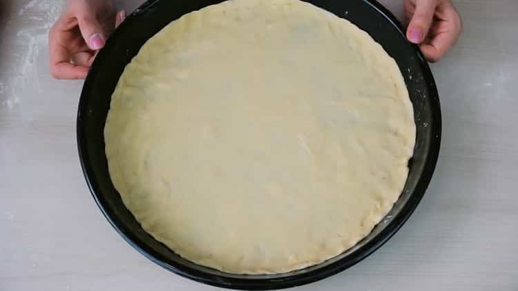 Pentru a face pizza fără drojdie, așezați aluatul pe o formă