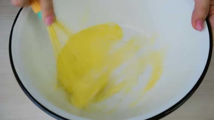 Pentru a prepara pizza fără drojdie, pregătiți ingredientele