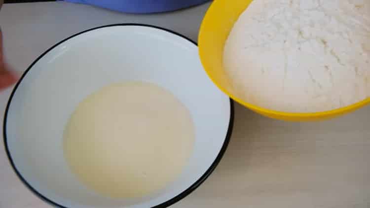 Pentru a face pizza fără drojdie, adăugați făină