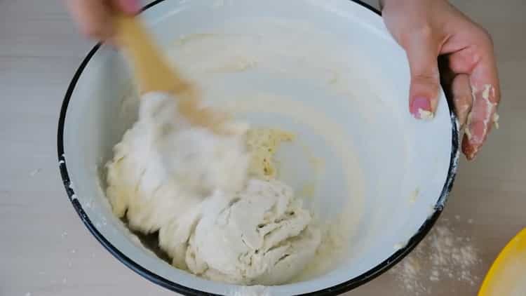 Pentru a face pizza fără drojdie, amestecați ingredientele