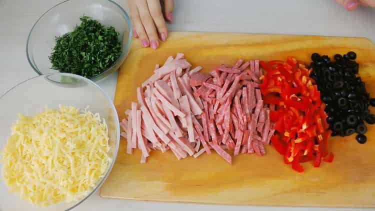 Pentru a face pizza fără drojdie, tăiați umplutura