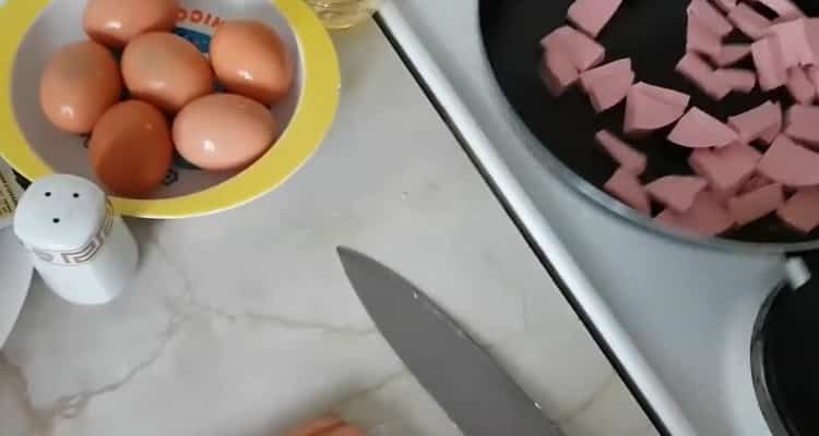 Pentru a prepara pizza fără aluat, pregătiți ingredientele