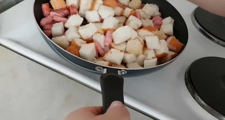 Pentru a face pizza fără aluat, amestecați ingredientele.