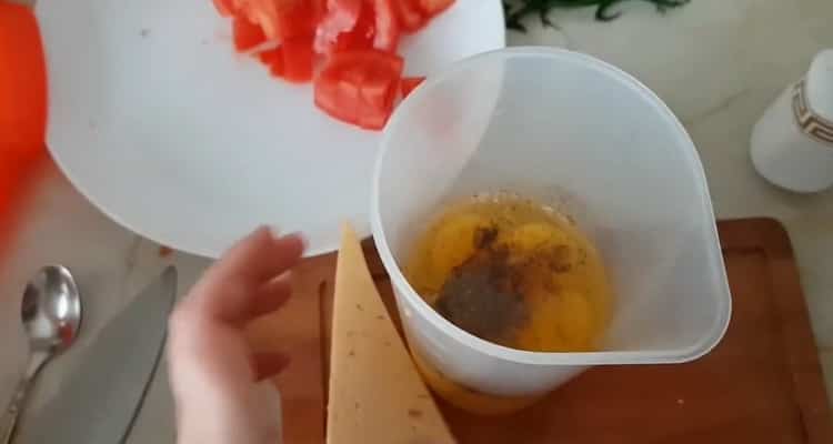 Pentru a face pizza fără aluat, bateți ouăle.