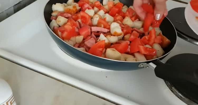 Adăugați ouă pentru a face pizza fără aluat.