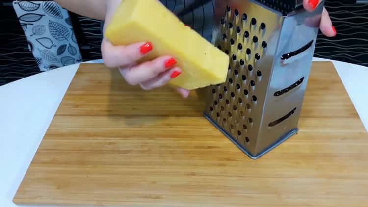 Para hacer pizza en casa, rallar queso