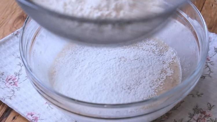 Para hacer pizza en el horno, agregue harina